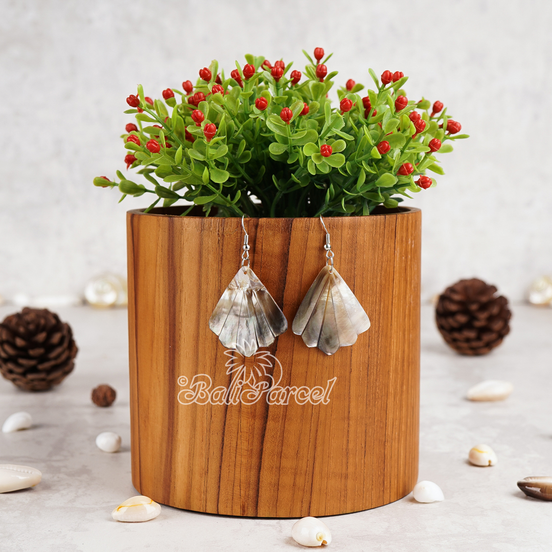 Shell Carving Earring